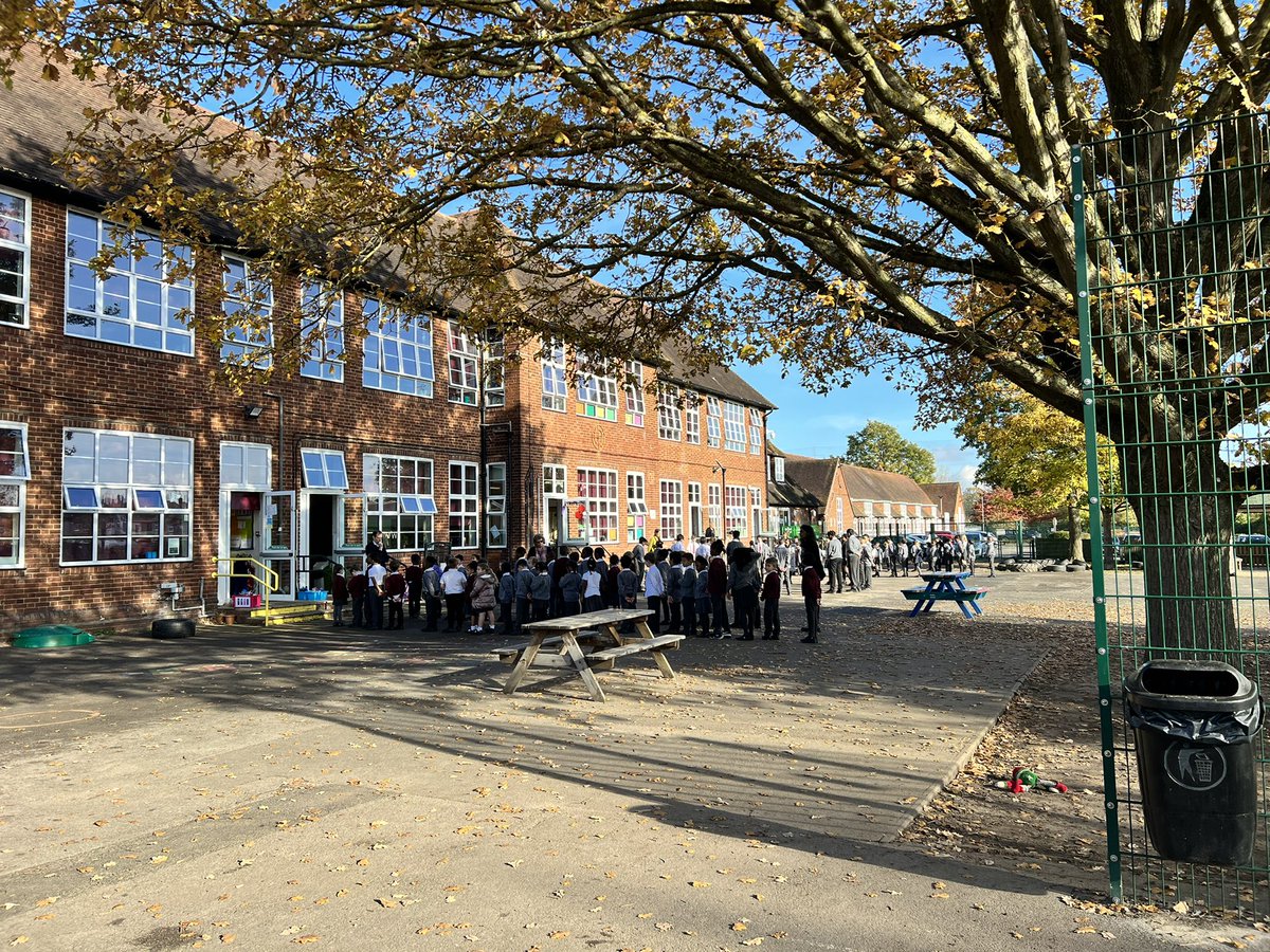 aquinastrinity's tweet photo. A beautiful silence held today at Trinity remembering all those who have been so brave and sacrificed so much https://t.co/t009wdXqLb