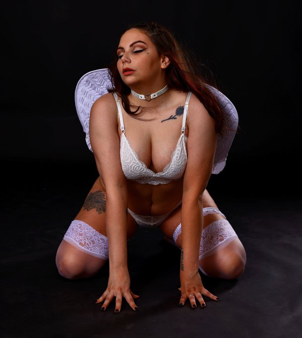 😇 good angel here 😈 angel somewhere else https://t.co/TdAwU4lzb2