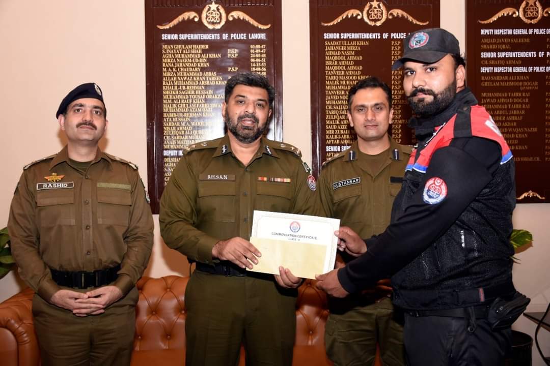 dolphinsquadlhr's tweet image. ڈی آئی جی آپریشنز احسن یونس کی کاہنہ کے علاقے میں واردات کرنے والے ڈاکوؤں کو مقابلہ کے بعد گرفتار کرنے والی ڈولفن ٹیم کو شاباش، نقد انعام و سرٹیفکیٹ تقسیم کیے۔ معصوم شہریوں کی جان ومال کا جرات اور بہادری سے تحفظ یقینی بنانے والے افسران ہمارا فخر ہیں۔
#DIGOperationsLahore