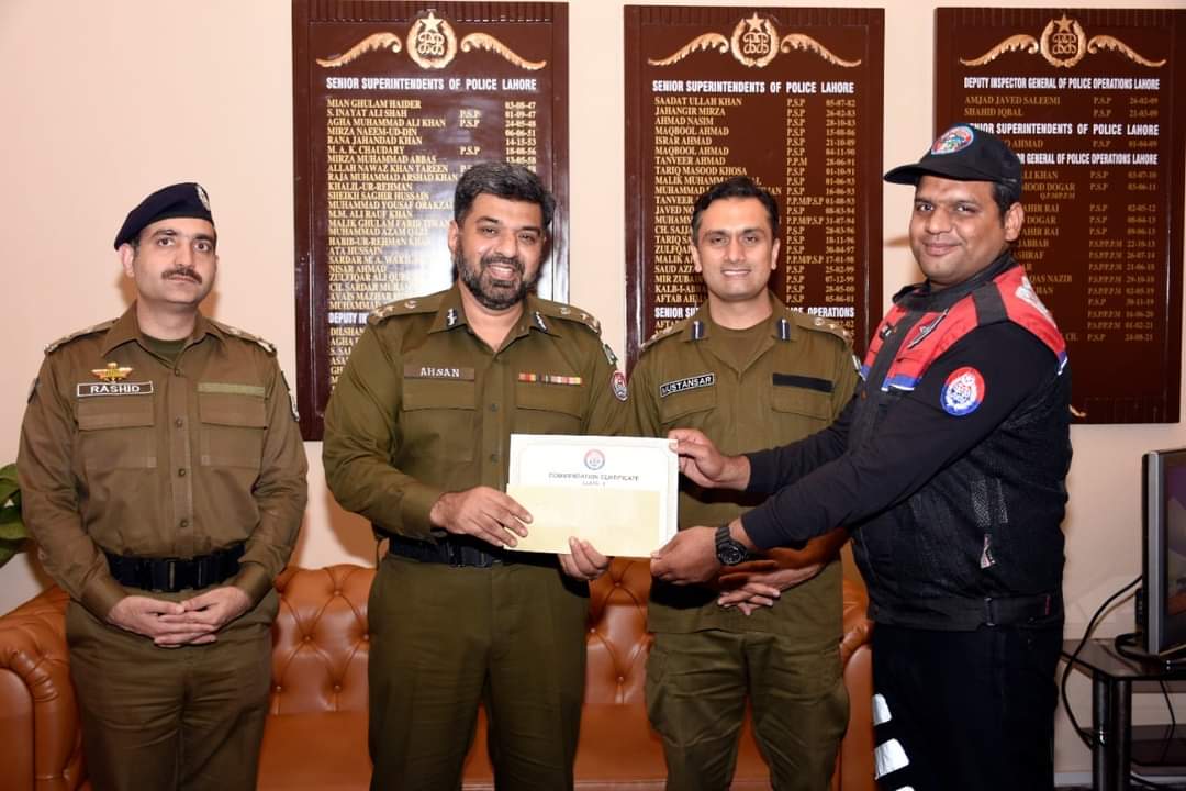 dolphinsquadlhr's tweet image. ڈی آئی جی آپریشنز احسن یونس کی کاہنہ کے علاقے میں واردات کرنے والے ڈاکوؤں کو مقابلہ کے بعد گرفتار کرنے والی ڈولفن ٹیم کو شاباش، نقد انعام و سرٹیفکیٹ تقسیم کیے۔ معصوم شہریوں کی جان ومال کا جرات اور بہادری سے تحفظ یقینی بنانے والے افسران ہمارا فخر ہیں۔
#DIGOperationsLahore