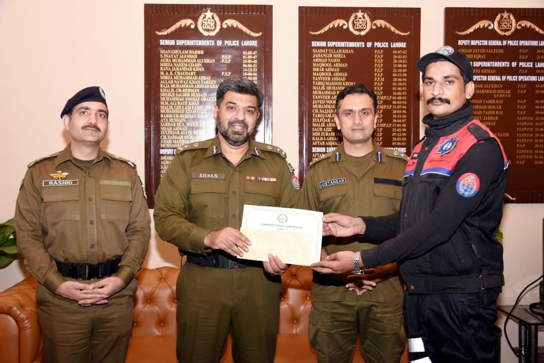 dolphinsquadlhr's tweet image. ڈی آئی جی آپریشنز احسن یونس کی کاہنہ کے علاقے میں واردات کرنے والے ڈاکوؤں کو مقابلہ کے بعد گرفتار کرنے والی ڈولفن ٹیم کو شاباش، نقد انعام و سرٹیفکیٹ تقسیم کیے۔ معصوم شہریوں کی جان ومال کا جرات اور بہادری سے تحفظ یقینی بنانے والے افسران ہمارا فخر ہیں۔
#DIGOperationsLahore