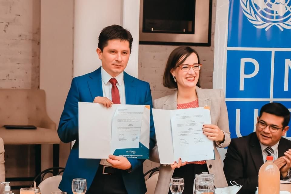 PNUDBolivia's tweet photo. El @pnud🇧🇴 y la Fundación Actívate #Sucre, una plataforma inédita conformada por #FEPCH @GAMSucre y la Universidad San Francisco Javier de #Chuquisaca, firmaron una alianza estratégica para, desde este mecanismo, fortalecer y dinamizar el #EcosistemaEmprendedor del departamento. https://t.co/RqZz41C7Ey