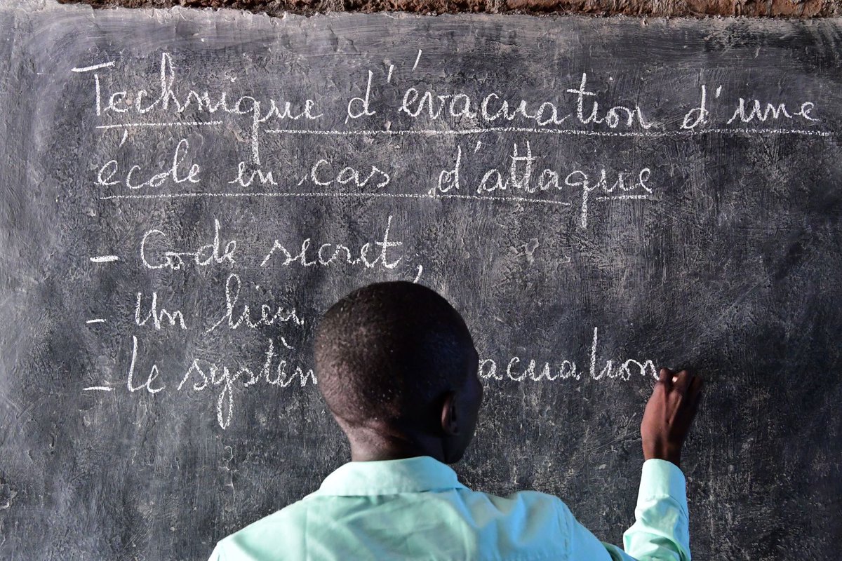 In some regions of Chad, going to school can be dangerous.

With Education Cannot Wait, Unicef CHAD is teaching teachers and pupils how to protect themselves, should an emergency happen 🚨

👉🏽 uni.cf/3oopiZZ 

#ForEveryChild, safe schools 💙
