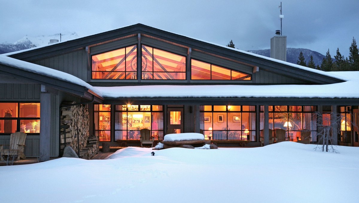 CMH Valemount is the pinnacle of private heli skiing at CMH. It offers a private programme for 10 guests, an entire lodge and 1,489 sq km of exclusive terrain. Skiing is in the Cariboo Mountains, and the pace and where you ski is tailored to your group.  📸Tammy Hanratty