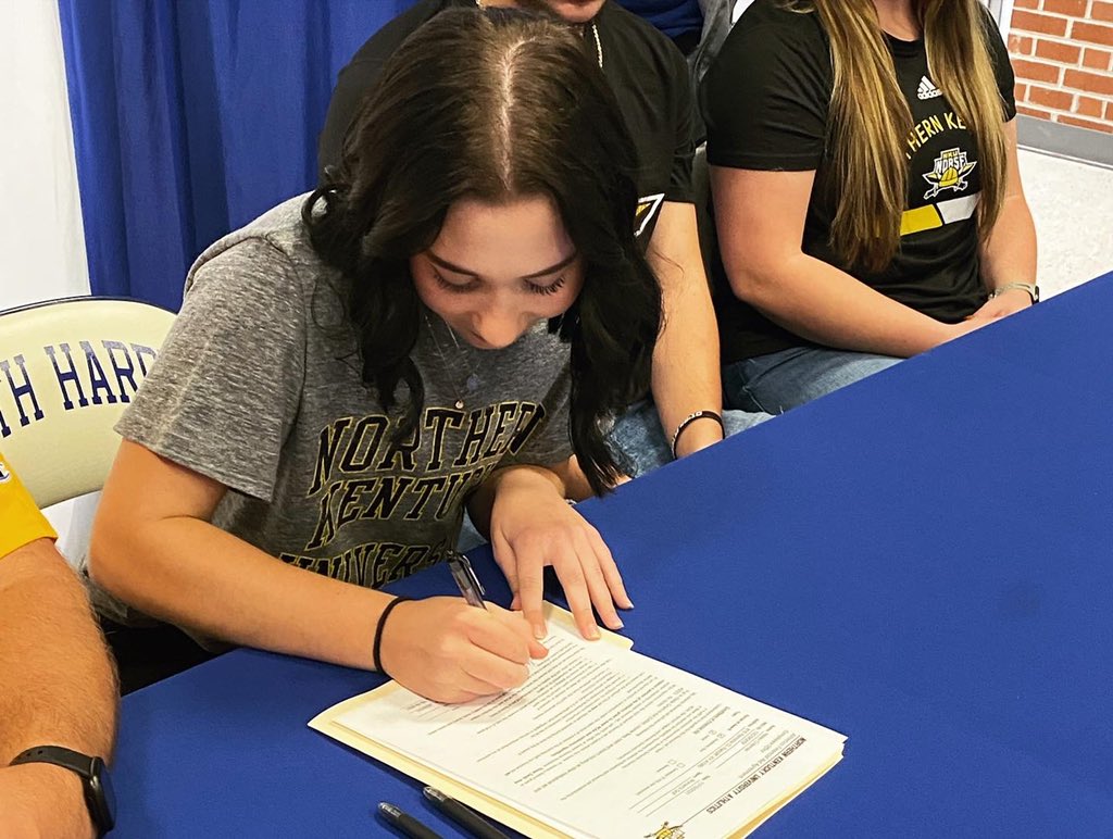 Made it official #norseup #earlysigningday @nkunorsewgolf 🖤💛