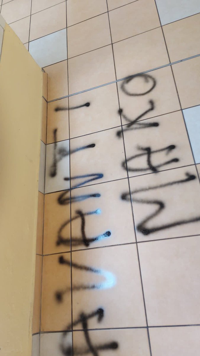 StimpflingEric's tweet photo. #COVID19 🛑 Nouvelles dégradations à la direction générale du @Chu_Gpe le 10 novembre. Le DG @ger_cotellon absent mais le DRH molesté et viré de son bureau. L’électricité a été coupée (sources concordantes) #totaleimpunité @guadeloupela1e @ars_guadeloupe @Prefet971 https://t.co/BGQZPwLHBJ