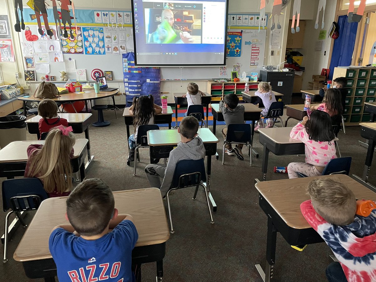 shallD47's tweet photo. Thank you to all our Veterans! A special thank you to my veteran who is always willing to talk (and read) to my class, and the rest of kindy this year, on Veteran’s Day! 🇺🇸 📕 https://t.co/AA5Gse308c