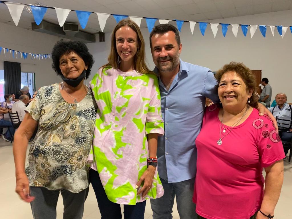 dariomartinezpj's tweet photo. 📍#Neuquén
Compartimos junto a @bertoldi_tanya un hermoso momento con adultos mayores, siempre es un placer escuchar, seguir sus consejos y aprender de ellos y ellas.

Estoy feliz de #VolverAVernos ☀️❤️, con la alegría y energía que caracterizan a todos los neuquinos y neuquinas. https://t.co/NpYzFtN5Te