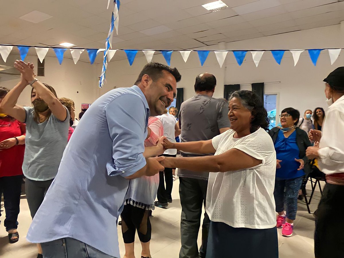 dariomartinezpj's tweet photo. 📍#Neuquén
Compartimos junto a @bertoldi_tanya un hermoso momento con adultos mayores, siempre es un placer escuchar, seguir sus consejos y aprender de ellos y ellas.

Estoy feliz de #VolverAVernos ☀️❤️, con la alegría y energía que caracterizan a todos los neuquinos y neuquinas. https://t.co/NpYzFtN5Te