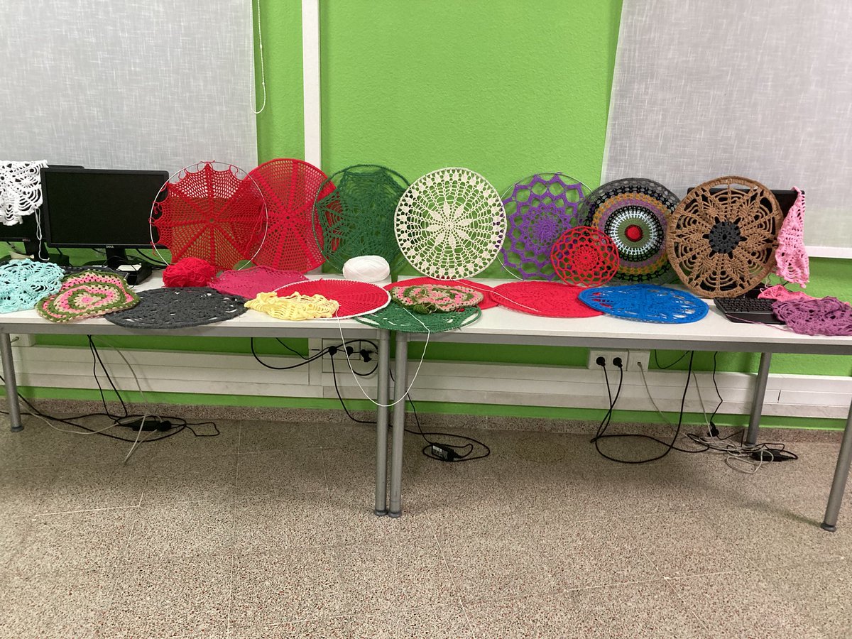 Condavision's tweet photo. #Bonares también se apunta al croché y realiza mandalas que formarán berries para dar sombra en lo días estivales, gracias a la acción de la asociación de Mujeres ADAMA @AytoBonares https://t.co/EUj0nDpqcR