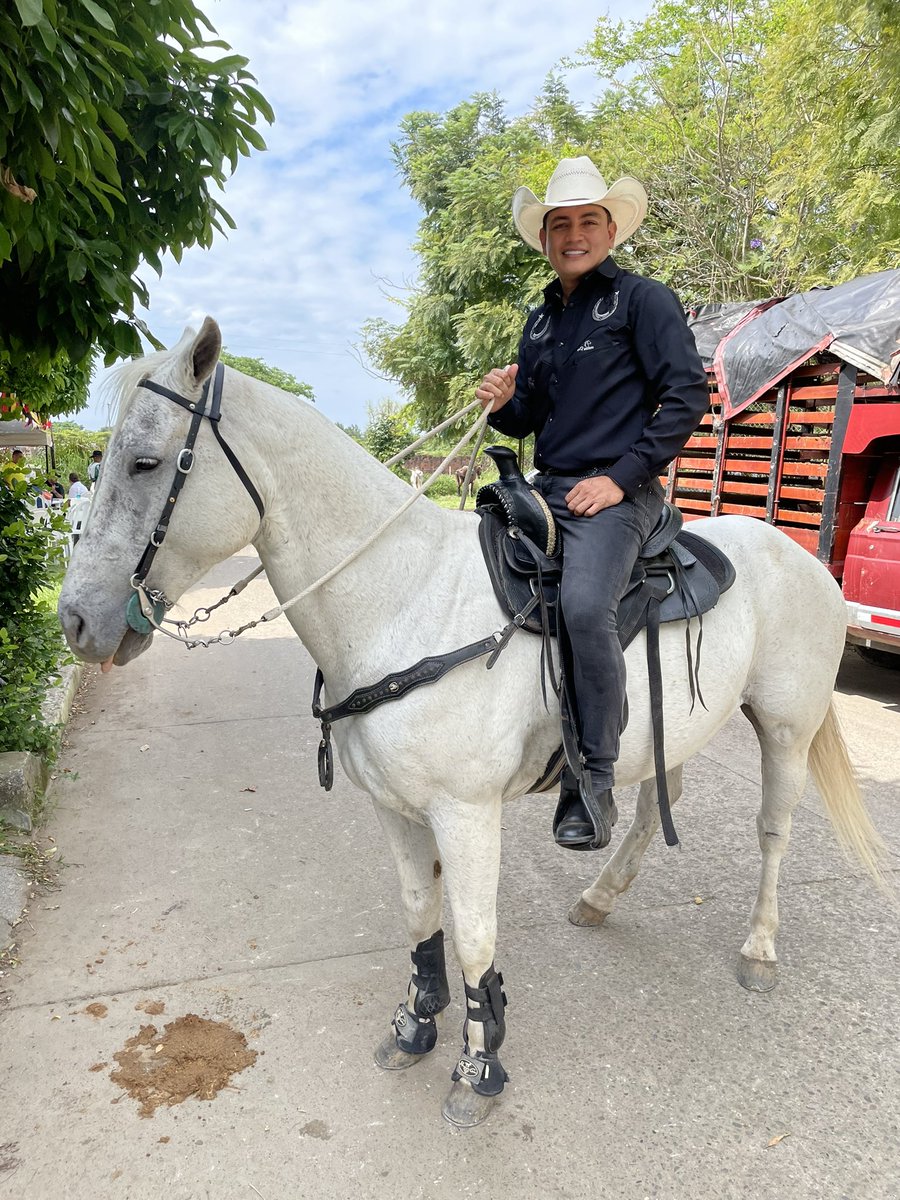 Jhonofre's tweet photo. Cabalgata San Martín De Los Llanos #TorneoInternacionalDelJoropo https://t.co/FFpoD1JWJc