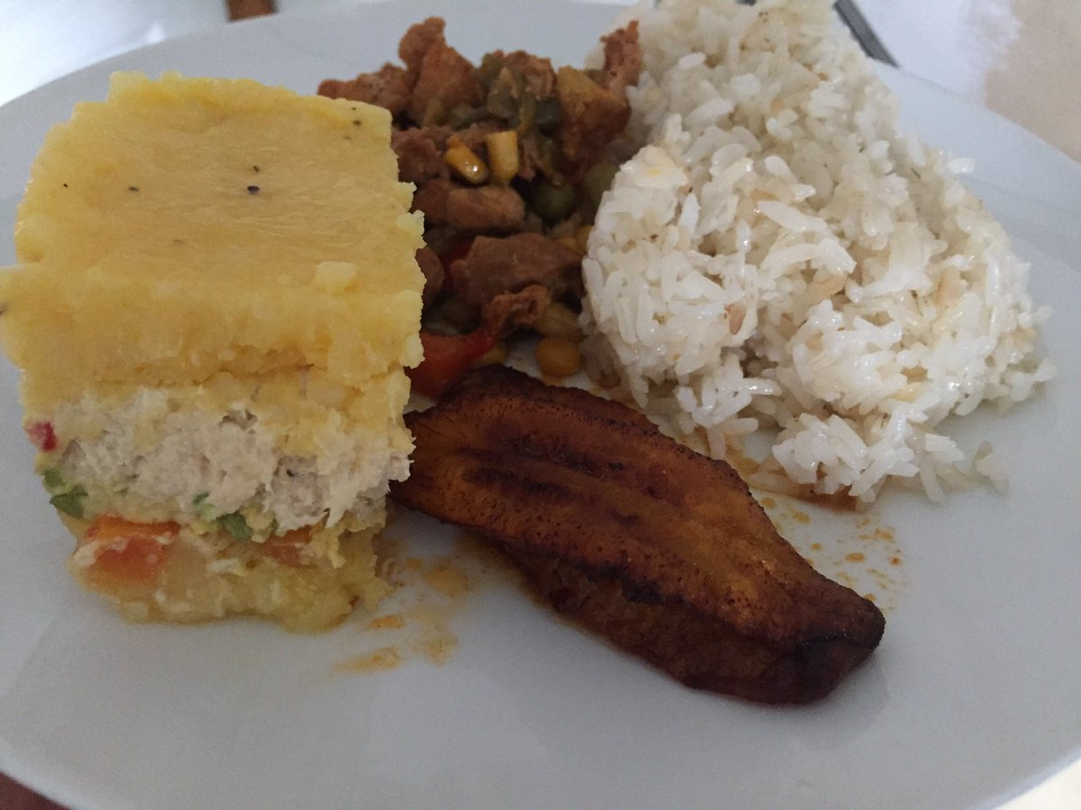 bcsarmiento's tweet photo. Buenooo y al parecer.... regresaron los días de restaurante.... ellos solo piden..... acá que cocine la loca!!!! 🤦🏻‍♀️🤦🏻‍♀️😩😩🙄🙄🙄🤣🤣🤣 #arrozblanco #puerquito #tajadas #causadepollo #tamaldeolla falta en foto #limonada #saril #batidodepapaya 🤪🤪🤪 #latropa https://t.co/EKzhJxESbm