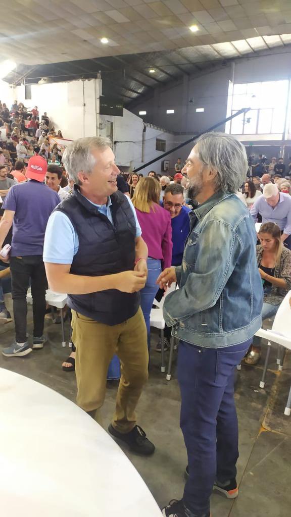 DiGiuseppeWal's tweet photo. Todos #JUNTOS en el cierre de campaña de La Plata. #JUNTOS al domingo para hacer rebalsar las urnas con futuro, trabajo, educación, seguridad y esperanza. Lista 506 👍🏼 @Nestorgrindetti @YoSoyMartiniano @monzoemilio @cristianritondo https://t.co/U9hIepEsSI