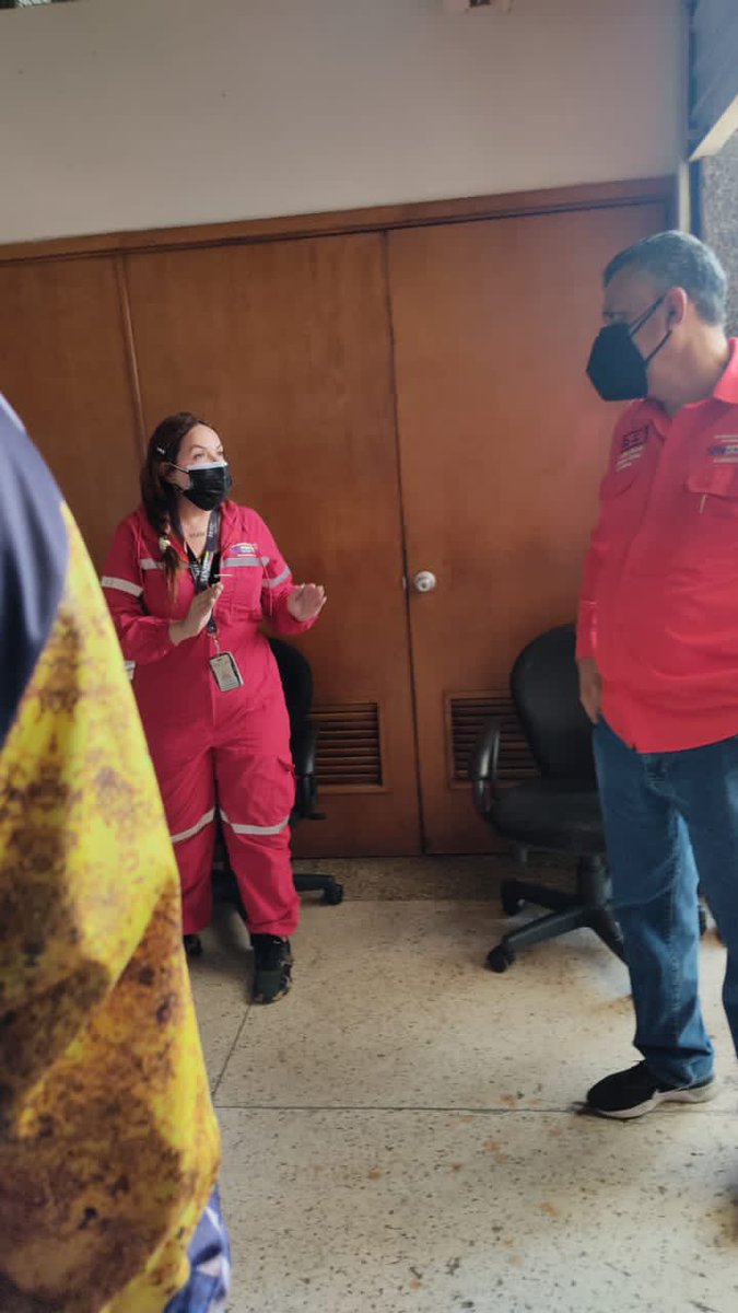 inaseniat's tweet photo. El Intendente Nacional de Aduanas @r_contrerash realiza visita a la Aduana Principal @AereaMaiquetia con la finalidad de seguir agilizando los procesos aduaneros,seguimos siendo la fuerza que mueve al país @SENIAT_Oficial https://t.co/W9zFgMyWFy