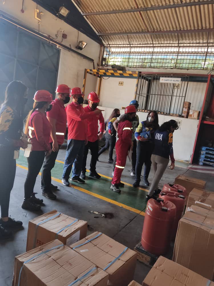 inaseniat's tweet photo. El Intendente Nacional de Aduanas @r_contrerash realiza visita a la Aduana Principal @AereaMaiquetia con la finalidad de seguir agilizando los procesos aduaneros,seguimos siendo la fuerza que mueve al país @SENIAT_Oficial https://t.co/W9zFgMyWFy