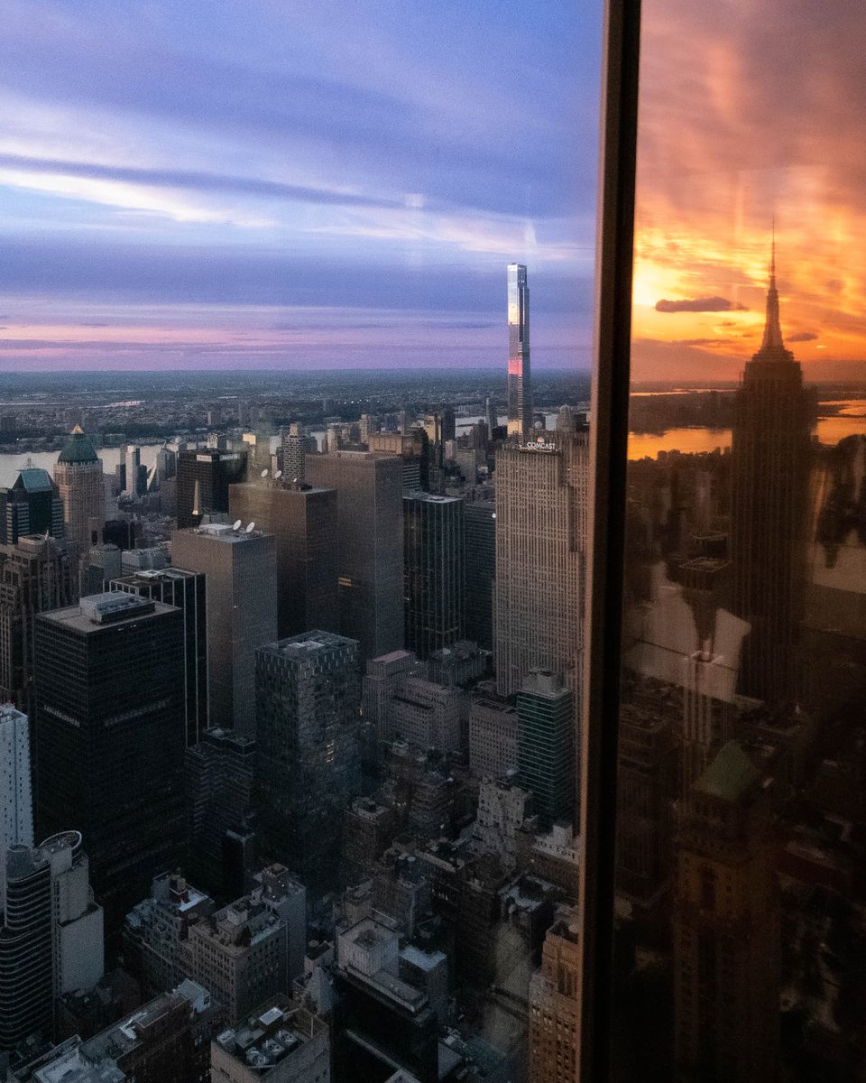 thefacetpixel's tweet photo. Capturing the transition from golden hour to blue hour in a single frame.. #NewYork #sunset #photography https://t.co/lmn6dyykkj