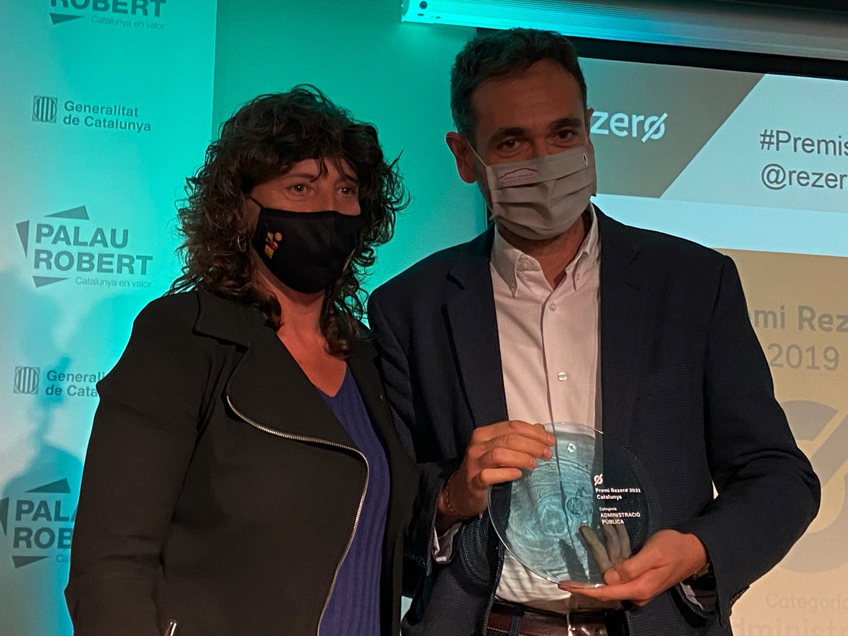 🏆El <a href="/consellvallesoc/">Vallès Occidental</a> premi @rezerocat  en la categoria d’Administració Pública pel projecte d’aprofitament alimentari al Mercat comarcal Mercavallès! 
El president <a href="/ignasicastellar/">Ignasi Giménez Renom</a> rep el premi de mans de la Consellera <a href="/TeresaJorda/">Teresa Jordà</a> 
Gràcies a tothom qui ho fa possible!