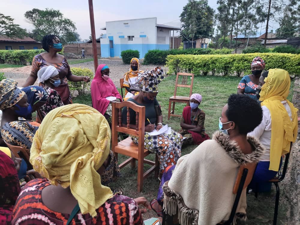 ARuhuka's tweet photo. Today, during women only safe space in Bugarama Sector, Nyange cell; WCBT exchanged experiences &amp; shared solutions on issues met in their daily lives,how it affects their psychosocial wellbeing &amp; how to handle them . #SharingIsCaring #sharingIsLearning. @IOMRwanda @EU https://t.co/oBngtlN7Mb