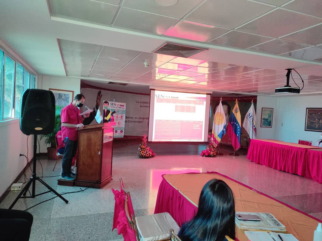 inaseniat's tweet photo. El Gerente de la Aduana Principal @AereaMaiquetia y su personal junto al Intendente Nacional de Aduanas @r_contrerash realizan revisión a los procesos aduaneros en pro de facilitar la productividad , somos la fuerza que mueve al país @SENIAT_Oficial https://t.co/JHZZ3W8EPj