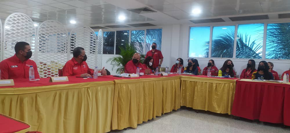 inaseniat's tweet photo. El Gerente de la Aduana Principal @AereaMaiquetia y su personal junto al Intendente Nacional de Aduanas @r_contrerash realizan revisión a los procesos aduaneros en pro de facilitar la productividad , somos la fuerza que mueve al país @SENIAT_Oficial https://t.co/JHZZ3W8EPj