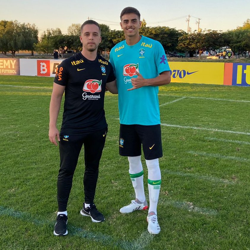 Cruzeiro's tweet photo. 🦊⚽ Nosso zagueiro Weverton e o analista de desempenho Victor Flores e estão com a Seleção Sub-18, na disputa da Revelations Cup, no México.

Nesta quarta, a seleção estreou com vitória por 4 a 0, contra os Estados Unidos.

🎥 Divulgação/Cruzeiro https://t.co/6M65oooq3T