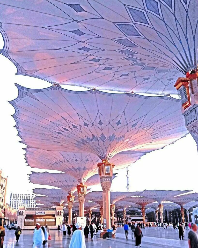 Est-ce-que tu as reconnu ce lien Saint? 

Médine 🕊🤍 de l'arabe al-madina (la ville), est le nom d’une oasis située sur la côte est de l’Arabie Saoudite, dans la région du Hijaz, à plus de 300 km au nord de La Mecque. Le nom « Médine » a remplacé, pro… instagr.am/p/CWJVHSgoY9-/