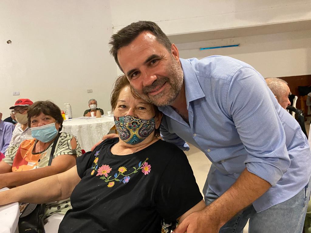 dariomartinezpj's tweet photo. 📍#Neuquén
Compartimos junto a @bertoldi_tanya un hermoso momento con adultos mayores, siempre es un placer escuchar, seguir sus consejos y aprender de ellos y ellas.

Estoy feliz de #VolverAVernos ☀️❤️, con la alegría y energía que caracterizan a todos los neuquinos y neuquinas. https://t.co/NpYzFtN5Te
