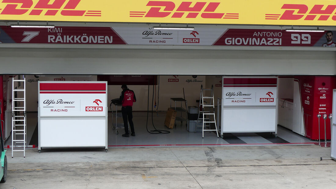 AlessandroSala1's tweet photo. #F1 #TechGP #BrazilGP @InterlagosTrack (📸#AMuS #Ferrari) In grave ritardo oggi sono arrivati i componenti delle monoposto di vari team (Ferrari, AlfaRomeo,Haas e McLaren) ritardo che procrastinerà sino a domattina per alcune squadre la preparazioni in vista del weekend paulista. https://t.co/vot4ENP66M