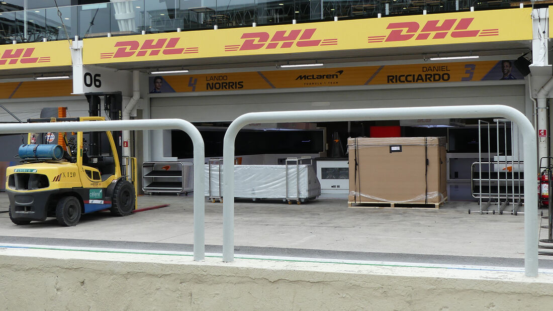 AlessandroSala1's tweet photo. #F1 #TechGP #BrazilGP @InterlagosTrack (📸#AMuS #Ferrari) In grave ritardo oggi sono arrivati i componenti delle monoposto di vari team (Ferrari, AlfaRomeo,Haas e McLaren) ritardo che procrastinerà sino a domattina per alcune squadre la preparazioni in vista del weekend paulista. https://t.co/vot4ENP66M