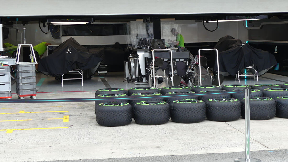 AlessandroSala1's tweet photo. #F1 #TechGP #BrazilGP @InterlagosTrack (📸#AMuS #Ferrari) In grave ritardo oggi sono arrivati i componenti delle monoposto di vari team (Ferrari, AlfaRomeo,Haas e McLaren) ritardo che procrastinerà sino a domattina per alcune squadre la preparazioni in vista del weekend paulista. https://t.co/3INIYgMVf5