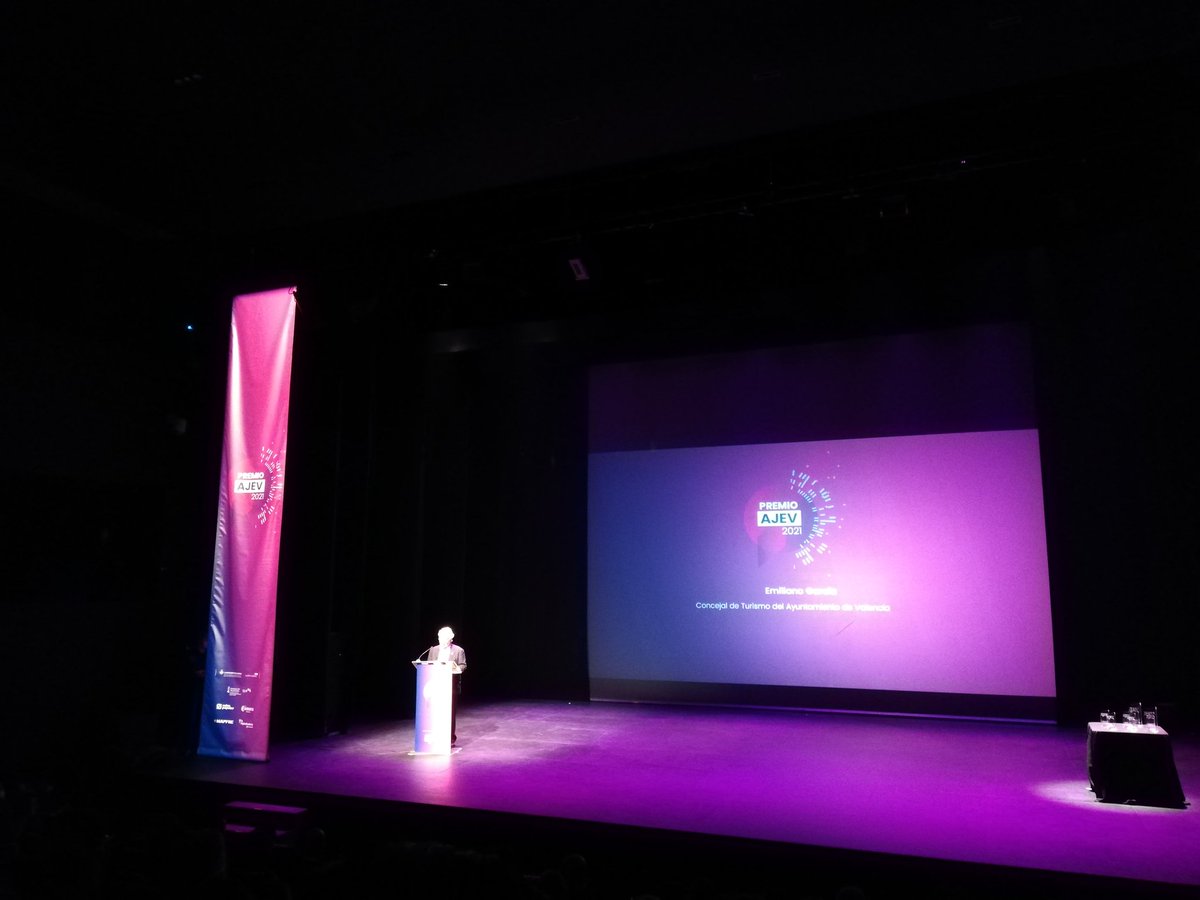 RegalaUnNinot's tweet photo. Asistimos a la Gala @AJEValencia 2021! Y nos encanta escuchar al concejal de turismo @emilianoVLC mencionar a los artistas falleros en su discurso. Muchas gracias! #AJEV #RegalaunNinot https://t.co/r1ENEzdX0W