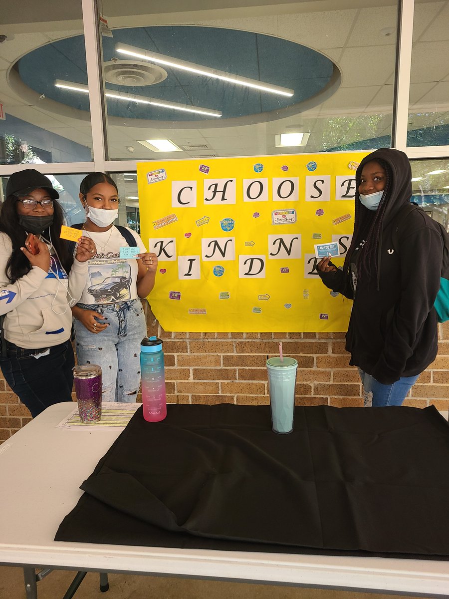 Our Cougars were spreading kindness with positive messages during FLEX today! 😊🐾
#WorldKindnessDay #WorldKindnessWeek 
@NISDClark @NISDCounseling @NCANorthside @ClarkTxLib @Clarkpub @clark_stuco @ClarkSoftball