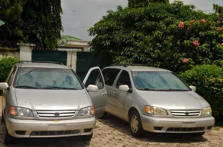 Governor Okezie Ikpeazu Gifts Cars To Abia Teachers.
