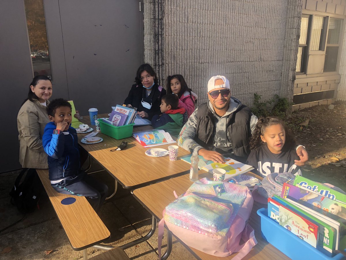 ApWmes's tweet image. Books &amp;amp; Bagels for Grades 2 &amp;amp; 3 #WMES #Wolvesatwork @BSimonMCPS @FranAvilaMil1er