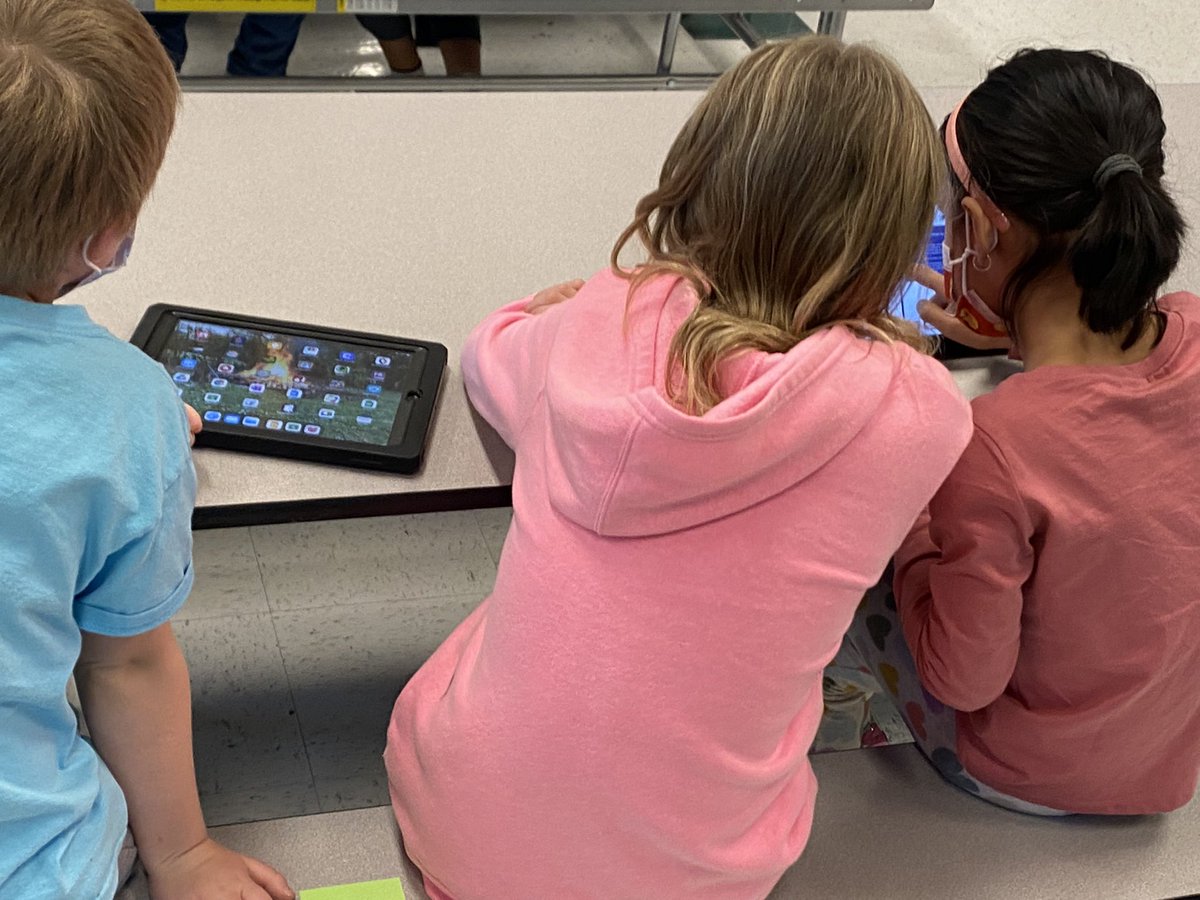 boschen4's tweet photo. Magnet 4s helping magnet 2s developing research and presentation skills.  Students are leaders @FountaindaleES! @ericakoz @drbowse https://t.co/ynGfLFTnSX