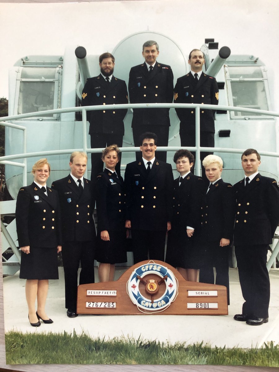 NancyGauthier5's tweet photo. Dans une autre vie… ⚓️
3e à gauche en dessous du barbu
Graduation
#NESOP https://t.co/Fumh3einrN