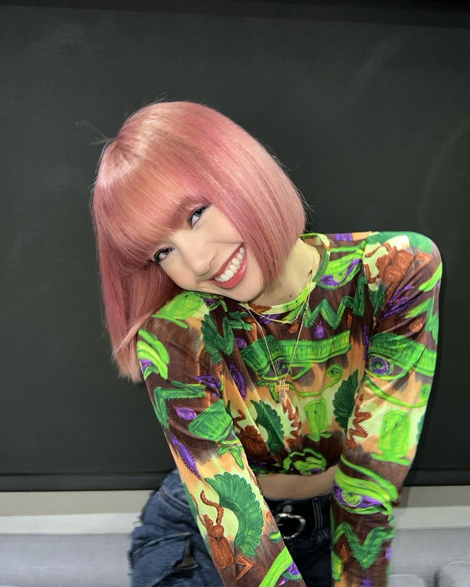 tracklist's tweet photo. LINDÍSSIMA! Lisa publicou novas fotos no seu Instagram ✨ https://t.co/lINWYeP6dd