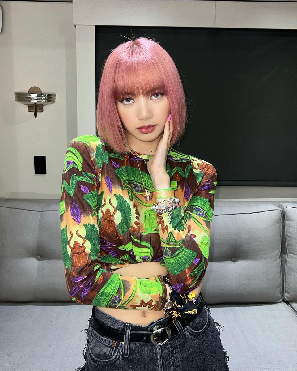 tracklist's tweet photo. LINDÍSSIMA! Lisa publicou novas fotos no seu Instagram ✨ https://t.co/lINWYeP6dd