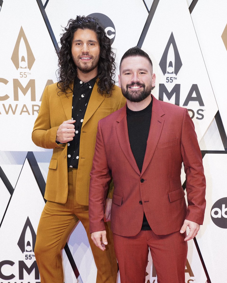 DanAndShay's tweet photo. a fall fashion moment 🍂 https://t.co/oKwDIuxhyA