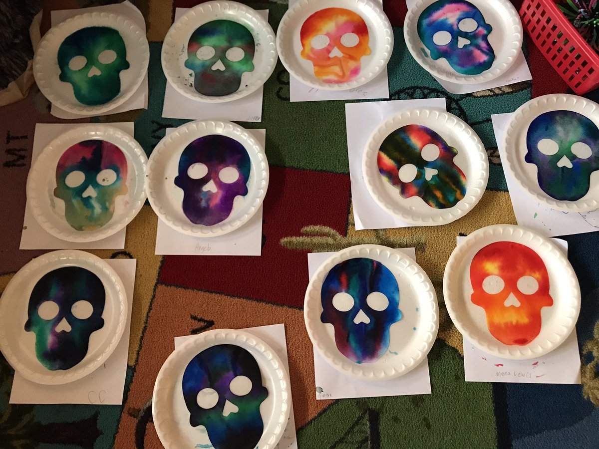 Making the best of art on a cart! Today Garfield 4th graders created some beautiful backgrounds for their symmetrical sugar skulls.  @CollsCampYet