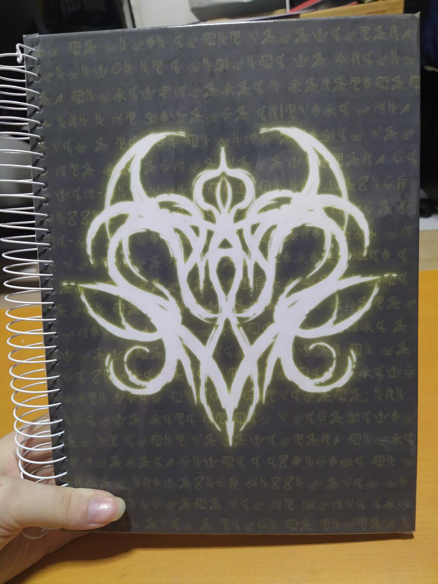 Nan_Yelo's tweet photo. Quase tive que fazer um pacto co diabo pra terminar isso, mas finalmente terminei meu caderno de #Calamidade. Usei a marca do Luba, e os sigilos na capa contam a história do Joui, enquanto os da contra-capa são frases que ele já disse no RPG.

E claro, uma página dos abutres ❤️ https://t.co/WqV06cfQOz
