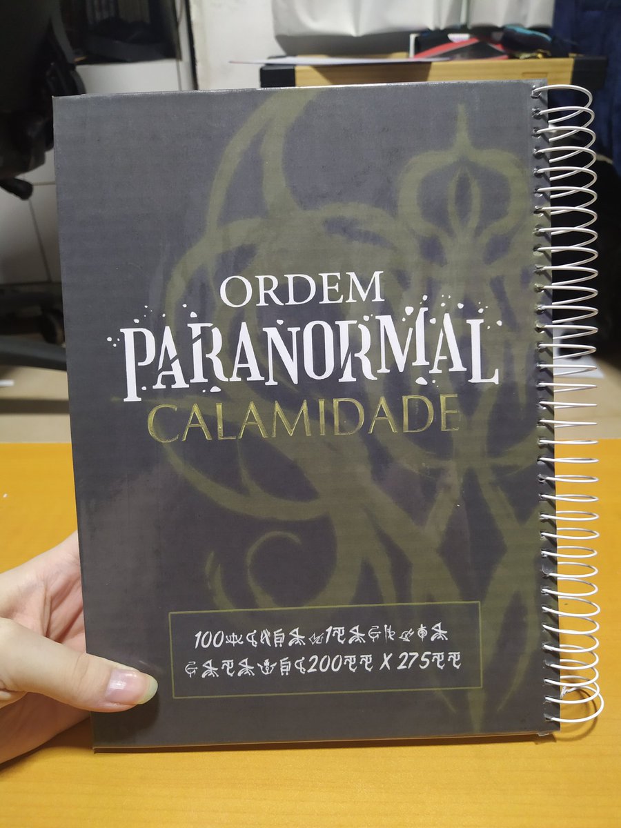 Nan_Yelo's tweet photo. Quase tive que fazer um pacto co diabo pra terminar isso, mas finalmente terminei meu caderno de #Calamidade. Usei a marca do Luba, e os sigilos na capa contam a história do Joui, enquanto os da contra-capa são frases que ele já disse no RPG.

E claro, uma página dos abutres ❤️ https://t.co/WqV06cfQOz