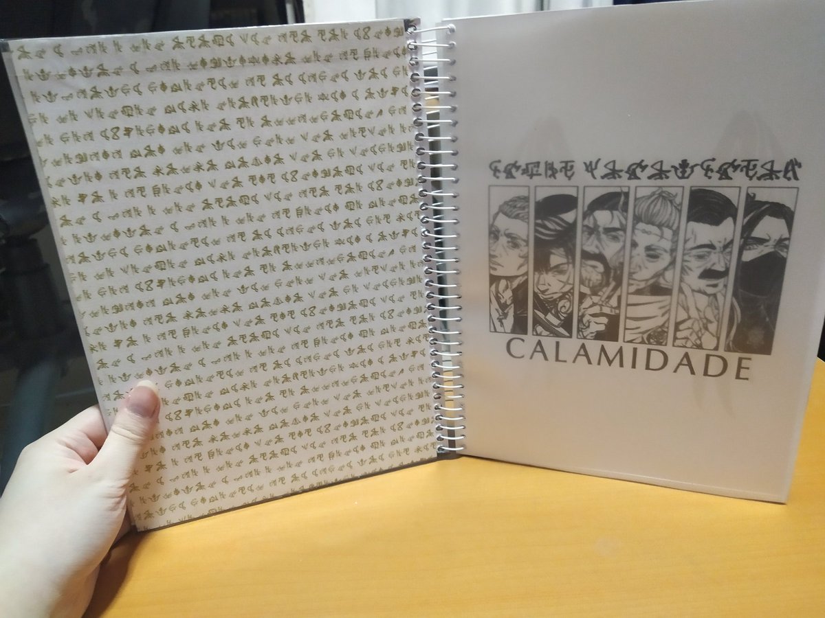 Nan_Yelo's tweet photo. Quase tive que fazer um pacto co diabo pra terminar isso, mas finalmente terminei meu caderno de #Calamidade. Usei a marca do Luba, e os sigilos na capa contam a história do Joui, enquanto os da contra-capa são frases que ele já disse no RPG.

E claro, uma página dos abutres ❤️ https://t.co/WqV06cfQOz