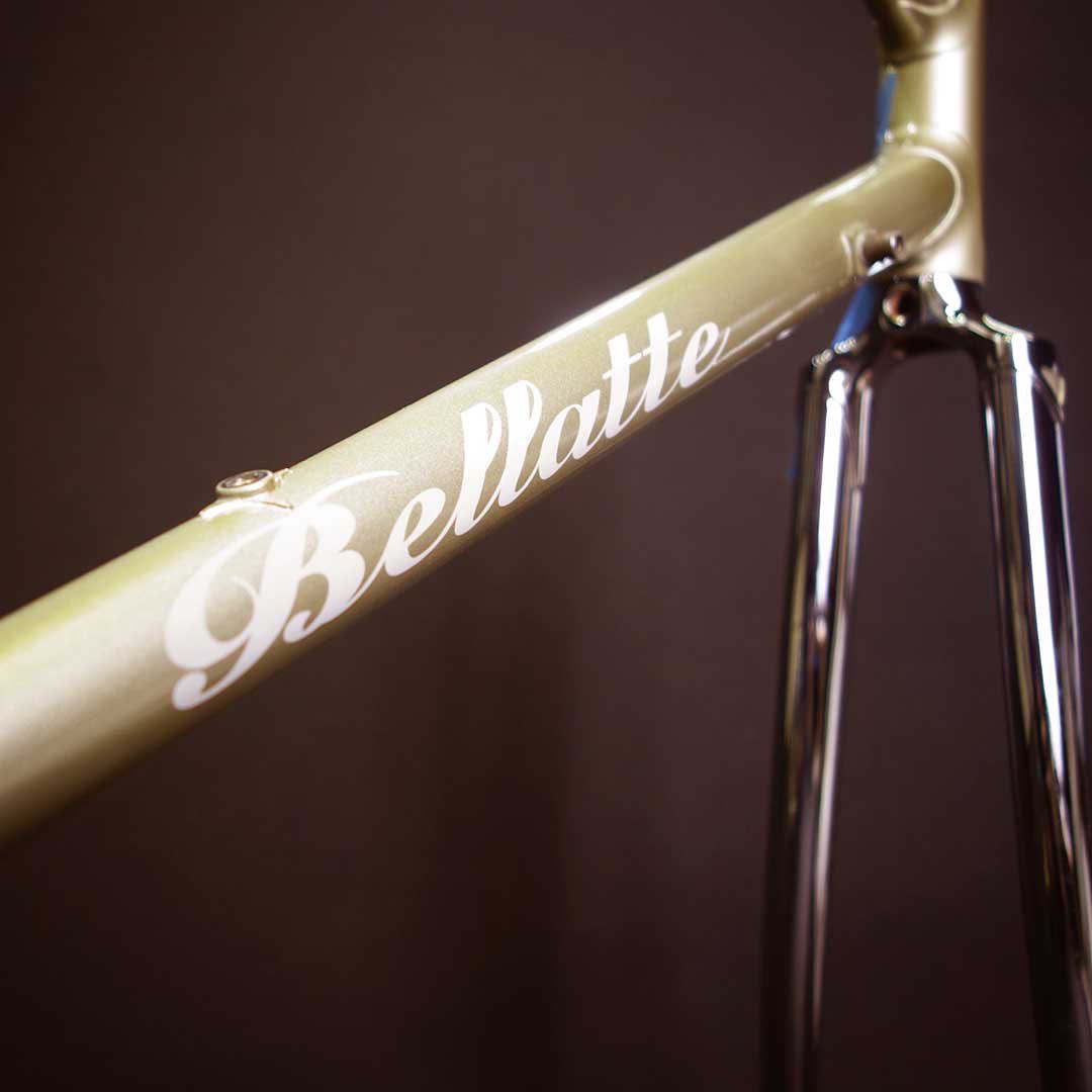 Auto Beans クロモリフレームをパールホワイトに全塗装させて戴きました 今回塗装させていただいたフレームは 神戸の クロモリオーダーフレームメーカーbellatteさんのフレームです カスタムペイント 補修塗装 自転車 自転車塗装 ロードバイク