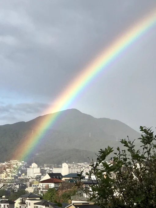 長崎の実家からです。

まさに今、大きくて綺麗な虹が稲佐山にかかっておりますよ🌈

昨夜は雷が鳴っていたので、今朝の楽描きは雷少年。 柴田亜美

#柴田亜美 #我妻善逸 #鬼滅の刃 #長崎 