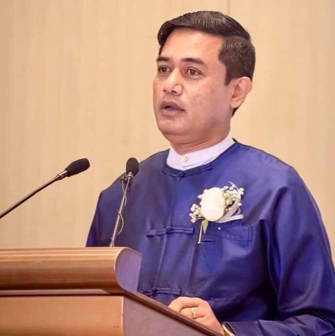 thandarwin01's tweet photo. U Kyaw Thet Lin, famous TV announcer from MRTV, is now training hard in a liberated area to fight military terrorists! He has joined CDM since beginning of coup in February. Respect and proud of him.
#Nov12Coup
#WhatsHappeningInMyanmar https://t.co/m50HYACPmR