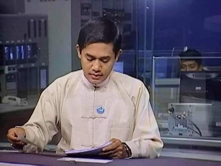 thandarwin01's tweet photo. U Kyaw Thet Lin, famous TV announcer from MRTV, is now training hard in a liberated area to fight military terrorists! He has joined CDM since beginning of coup in February. Respect and proud of him.
#Nov12Coup
#WhatsHappeningInMyanmar https://t.co/m50HYACPmR