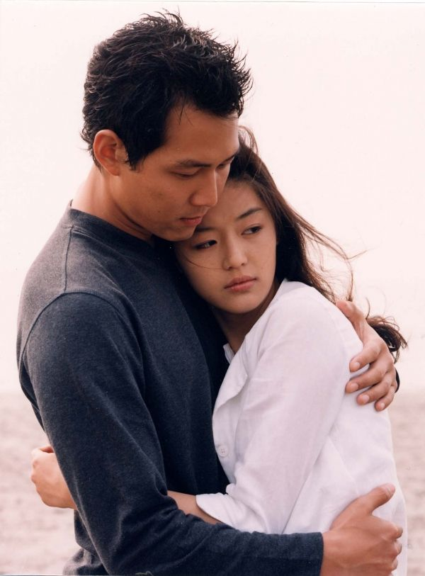 fallintokdrama's tweet photo. Vocês sabiam que ''A Casa do Lago'' é ramake de um filme coreano chamado ''Il Maré'' protagonizado pelo protagonista de ''Round 6'' Lee Jung-jae e a nossa rainha Ji-hyun Jun. https://t.co/huwUgQISTl