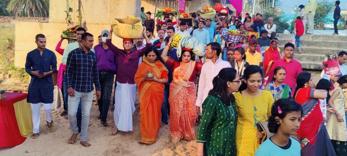 उदयाचल सूर्य के अर्घ्य से छठ महापर्व का परायण !! प्रात:कालीन अर्घ्य की कुछ झलकियाँ <a href="/RamesanReeshma/">reeshma_ramesan</a> <a href="/DrRaniKhushboo/">Dr Khushboo Rani</a>