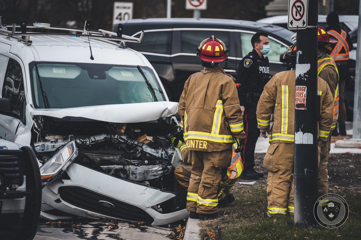 FirstResponseP1's tweet photo. Emergency crews on-scene of an MVC in Newmarket today 
•
•
#centralyorkfire #cyfs #yorkregionalpolice #yrp #yorkregionparamedics #yrps #firedepartment #fd #policeservice #pd #paramedicservice #ems #emergencyservices #newmarket  #yorkregion #ontario #canada @CentralYorkFire https://t.co/ezZedKLtUT